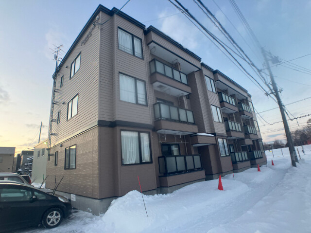 札幌市北区篠路三条のアパートの建物外観