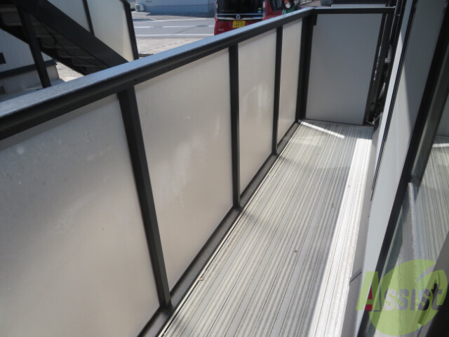 バルコニー　日当たりが良く、広々しているので洗濯物が干しやすそうですね！