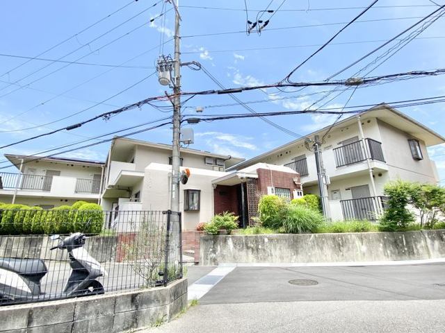 箕面市粟生間谷東のマンションの建物外観