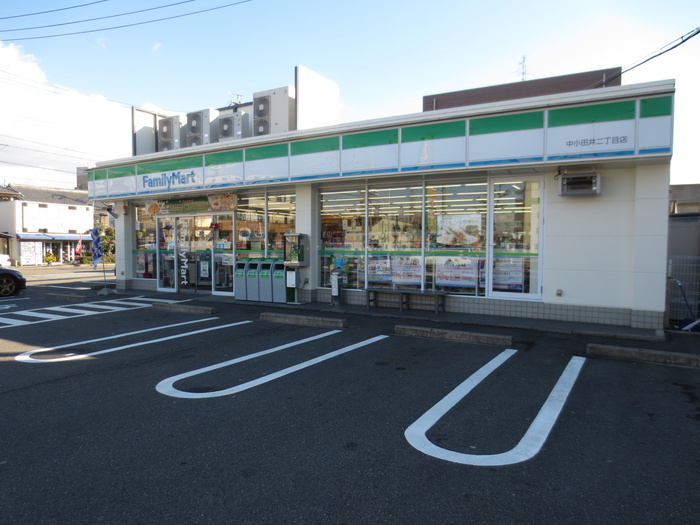 コンビニ　ファミリーマート（コンビニ）まで50m