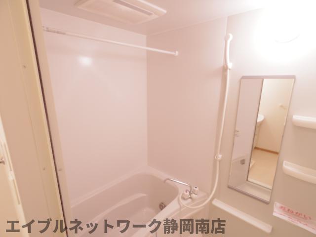 バス・シャワールーム　ゆったり過ごせるお風呂です