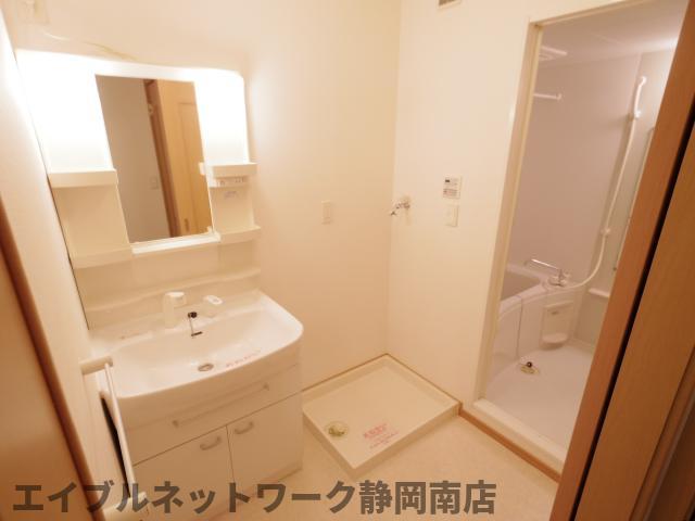 洗面設備　明るい洗面所です