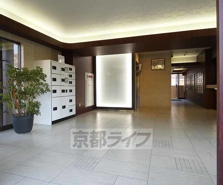 【京都市伏見区深草池ノ内町のマンションのエントランス】