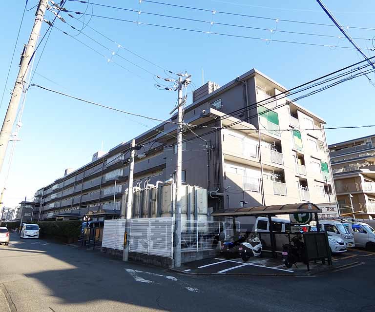 【京都市伏見区深草池ノ内町のマンションの建物外観】