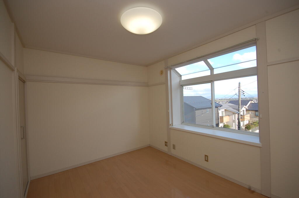 居室・リビング　出窓があって明るいお部屋です。