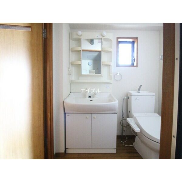 洗面設備　明るい洗面所です