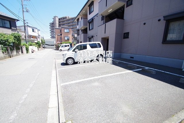 【相模原市緑区西橋本のアパートの駐車場】