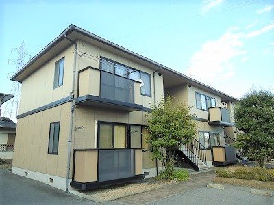 安曇野市堀金烏川のアパートの建物外観