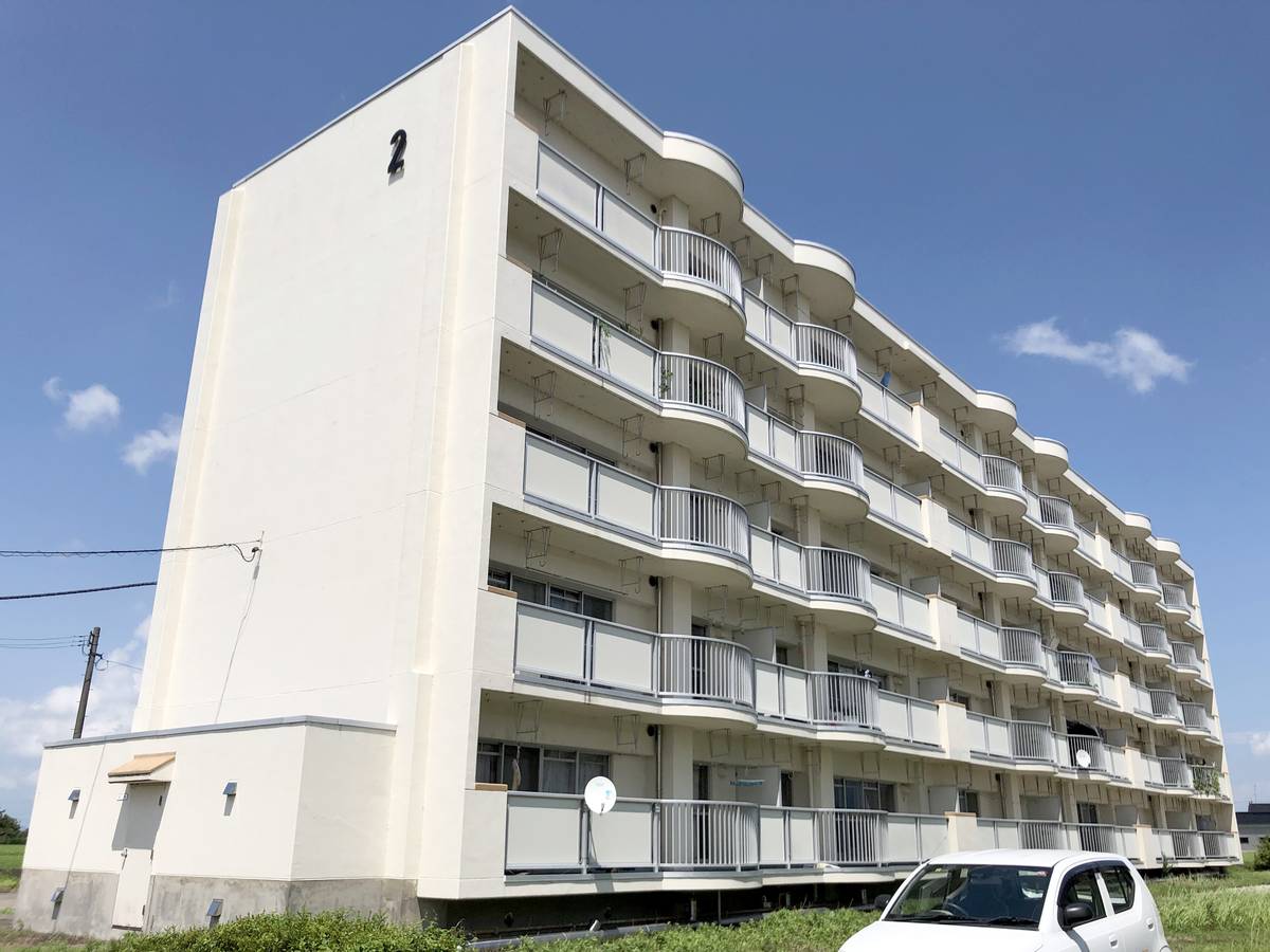 【南砺市柴田屋のマンションの建物外観】