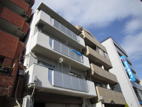 【広島市中区南竹屋町のマンションの建物外観】