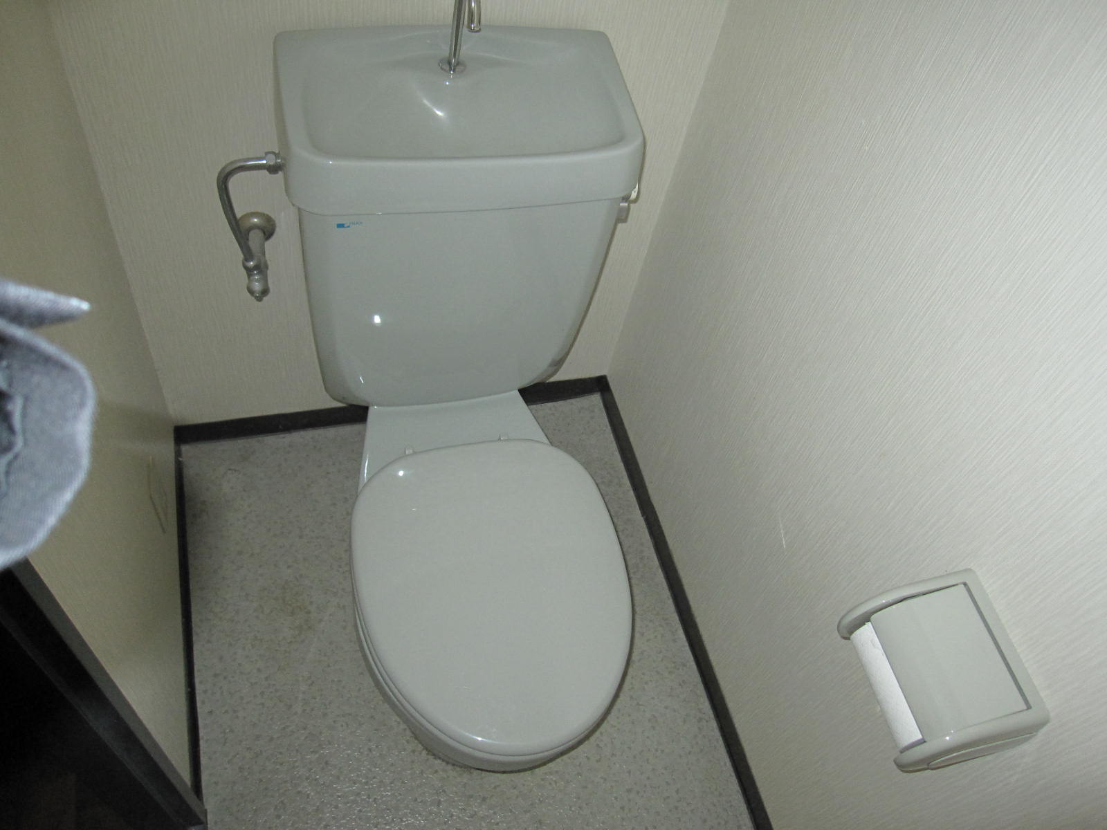 トイレ　温水洗浄便座に変更してます。