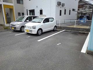 【レオパレスラ・セーヌの駐車場】