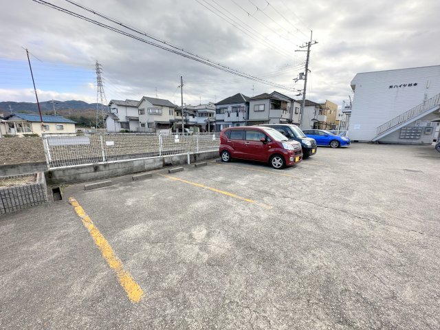 【富田林市北大伴町のアパートの駐車場】