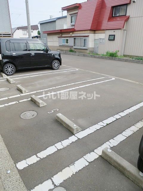 【カーサ・ルナの駐車場】