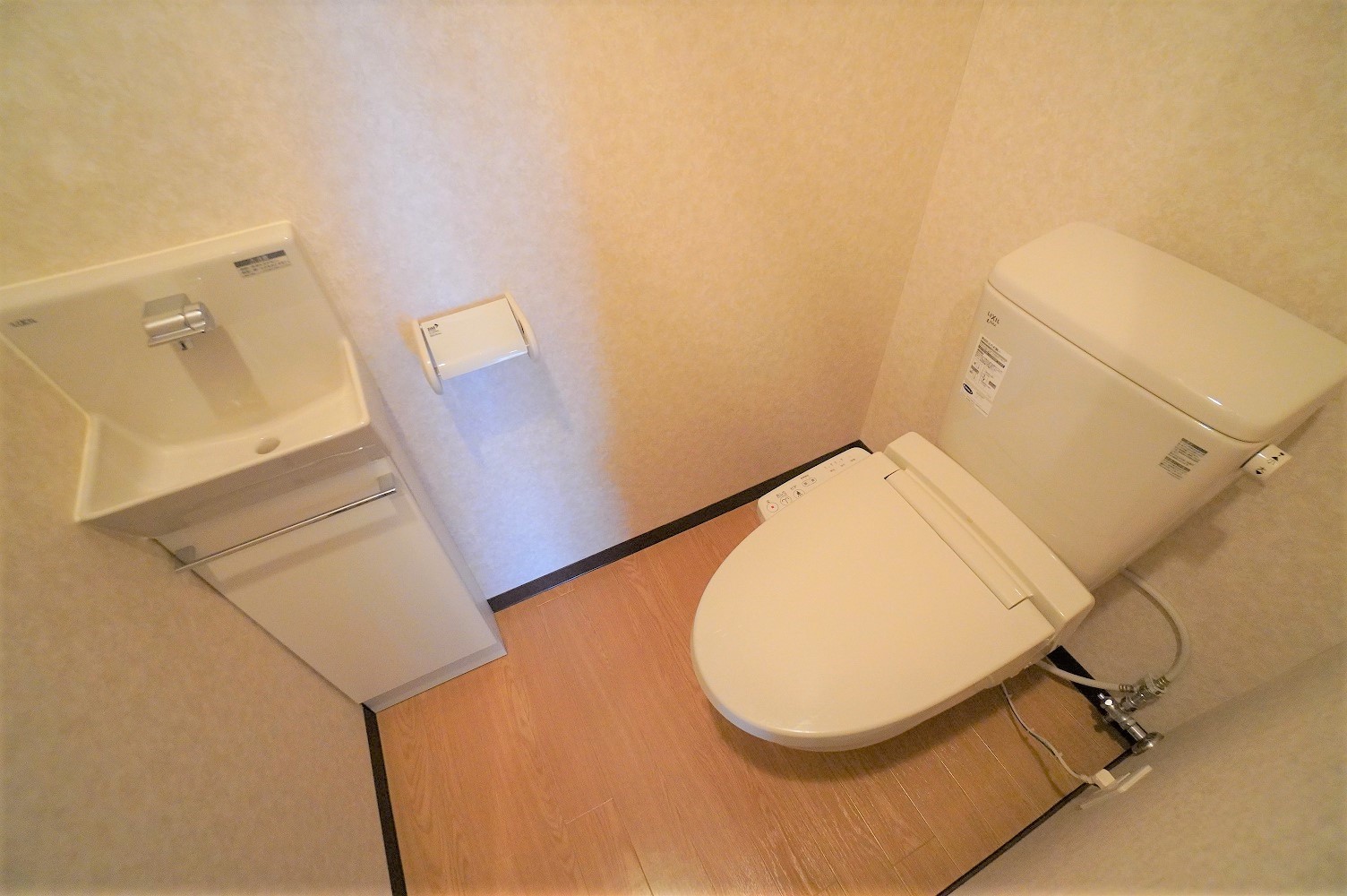 トイレ　※別号室同タイプの写真になります。