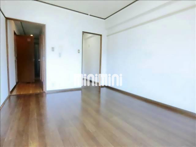 居室・リビング　家具の配置がしやすいですね。