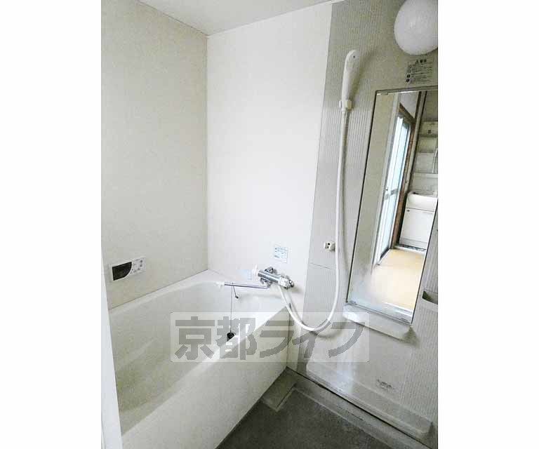 バス・シャワールーム　・西側のお部屋写真です　改装前の状態です