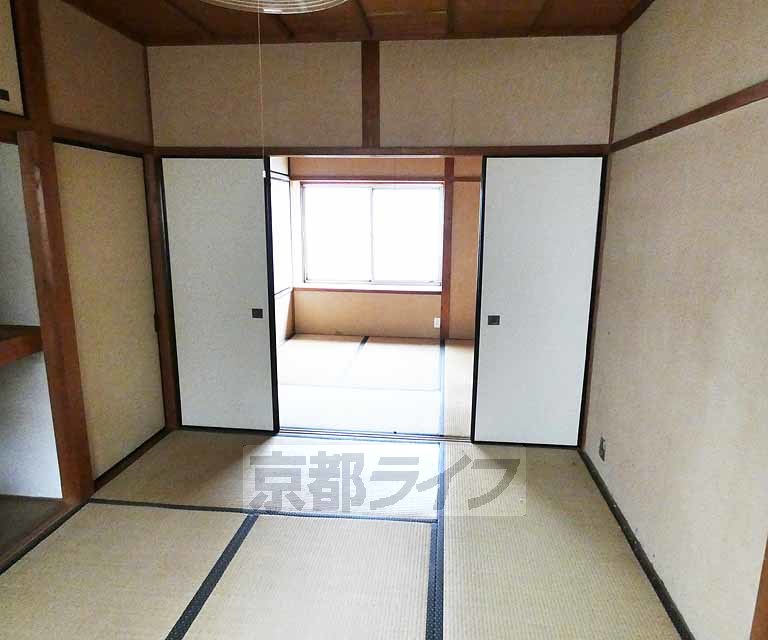 居室・リビング　・西側のお部屋写真です　改装前の状態です