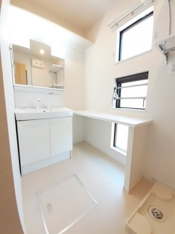 洗面設備　ゆったりとスペースのある洗面所