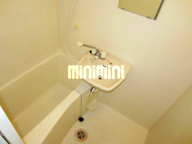 バス・シャワールーム　浴室に鏡がついています。