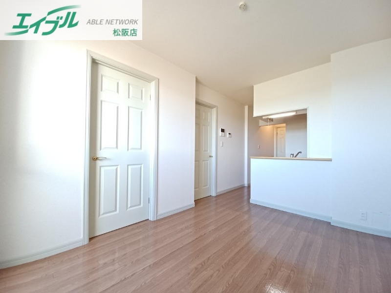 居室・リビング　同物件別部屋