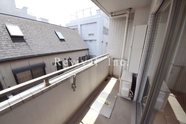 バルコニー　広々したバルコニーでございます