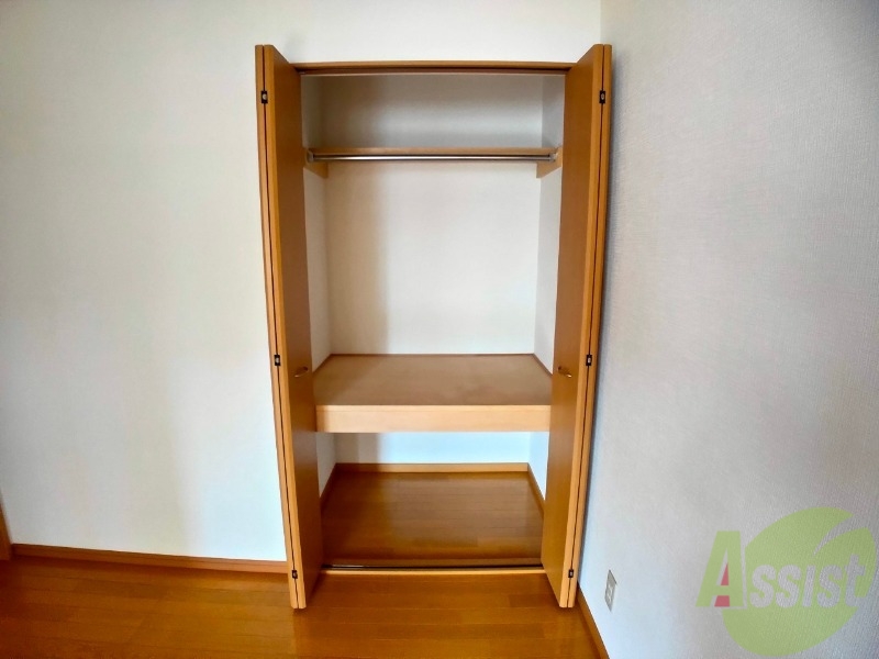 収納　こちらの収納にはハンガーをかけて服もしまえますね。