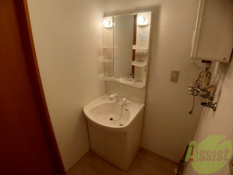 洗面設備　大きくて使いやすそうな独立洗面台になっています。