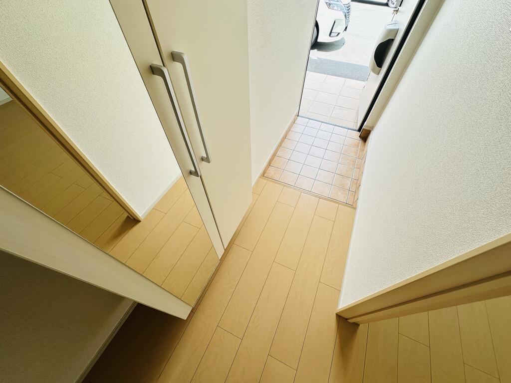 玄関　※画像と反転タイプのお部屋です