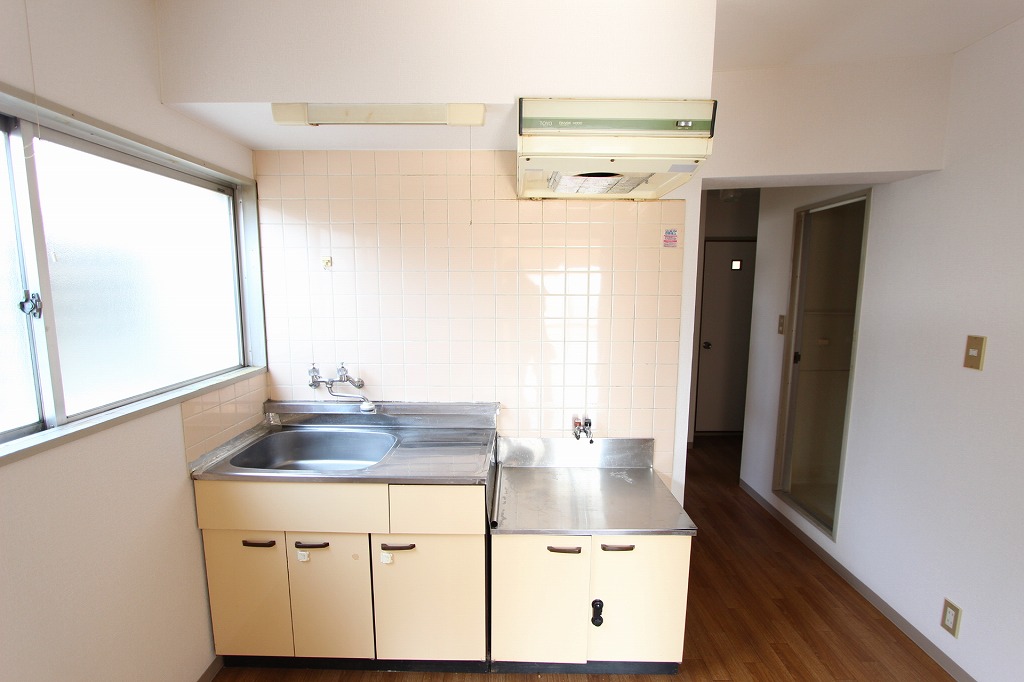 キッチン　※別部屋のお写真で、現況優先と致します。