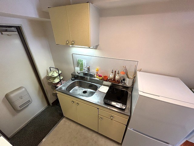 キッチン　別部屋モデルルーム。IHクッキングヒータ