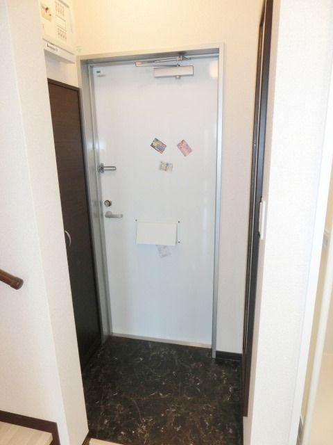玄関　玄関にはトールタイプのシューズボックスあります
