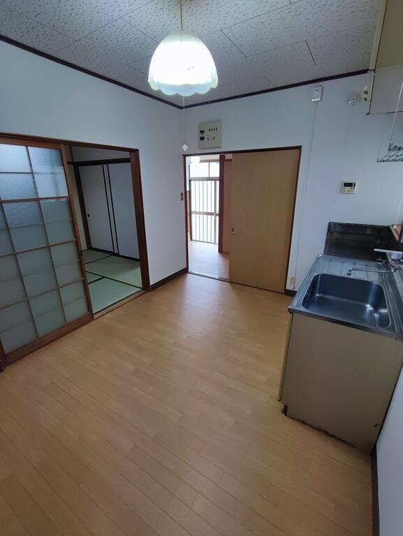 初生町戸建貸家の居間写真