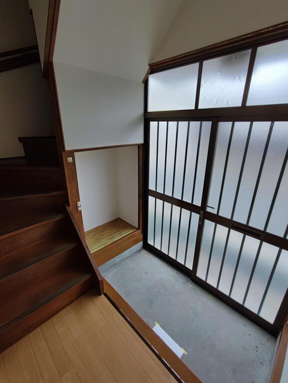 初生町戸建貸家の玄関写真