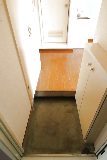 玄関　下駄箱の上にちょっとした小物を置くことがきます☆