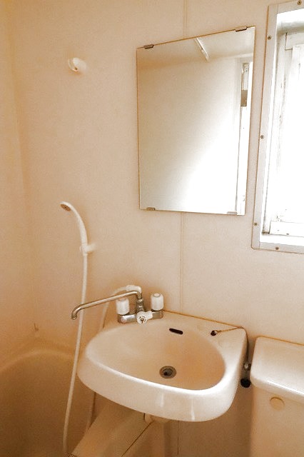 洗面設備　鏡付きの洗面台です☆