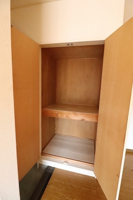 収納　玄関入って左手に大きな収納があります☆