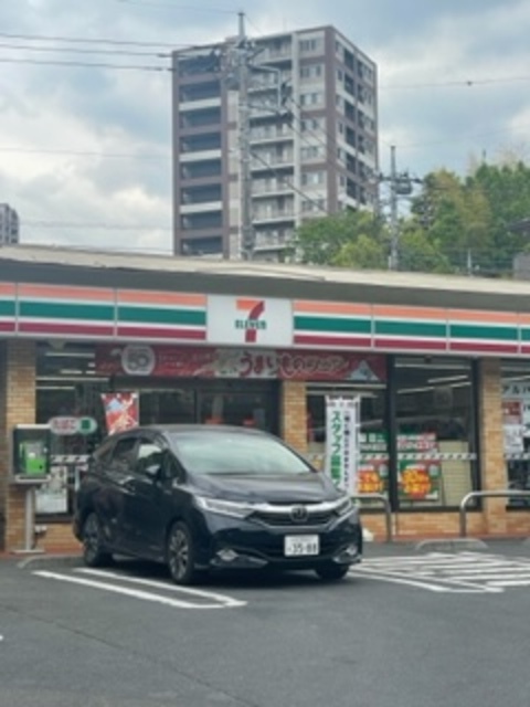 コンビニ　セブンイレブン八王子南大沢店（コンビニ）まで52m