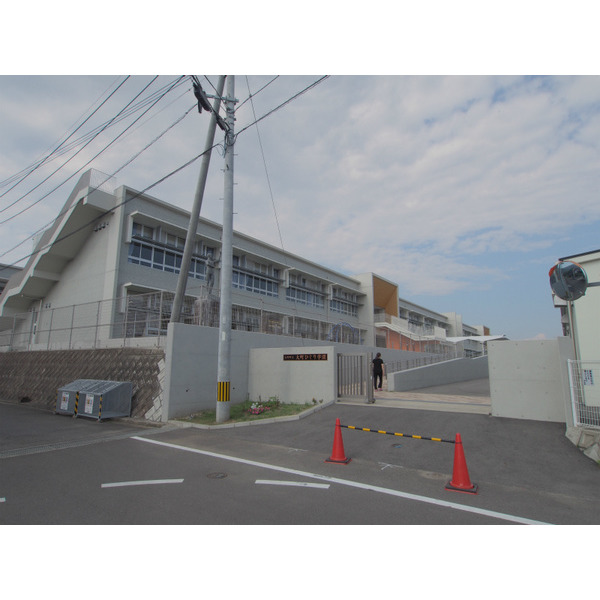 中学校　大町町立小中一貫校大町ひじり学園中学部（中学校）まで648m