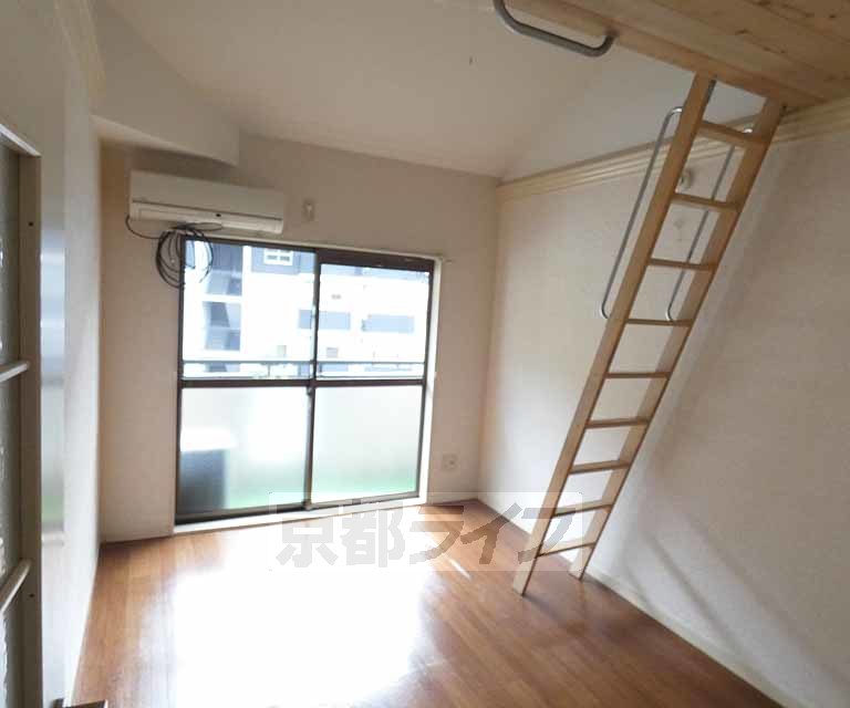 居室・リビング　ロフトつきで家賃も安い