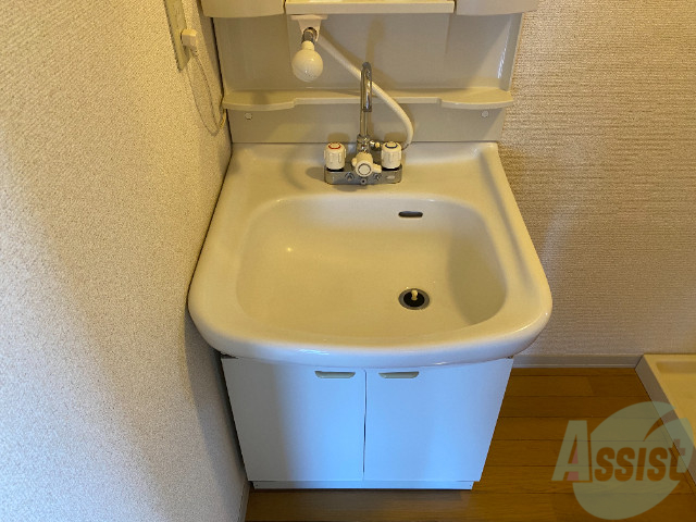 洗面設備　朝の支度ができる、洗面台も付いておりますね