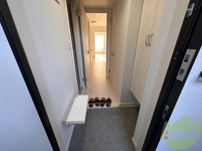 玄関　玄関からはすぐにお部屋が見えず安心です。