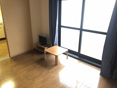 居室・リビング　備品や設備仕様は号室等により異なります現地をご確認ください。