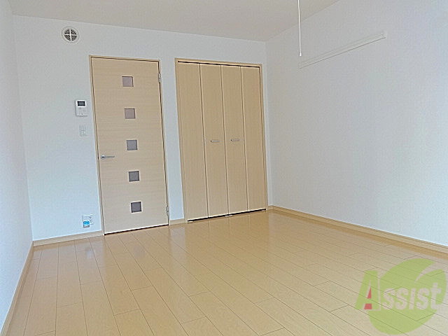 居室・リビング　日当たりの広々としたリビングはゆったりするのに便利です♪