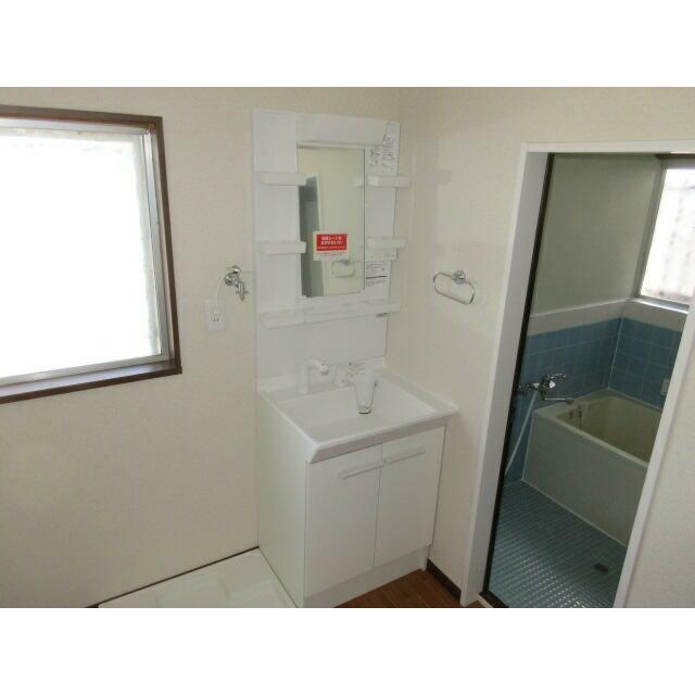 洗面設備　シャワー付き洗面化粧台！