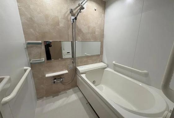 バス・シャワールーム　バスルームは手すり付！