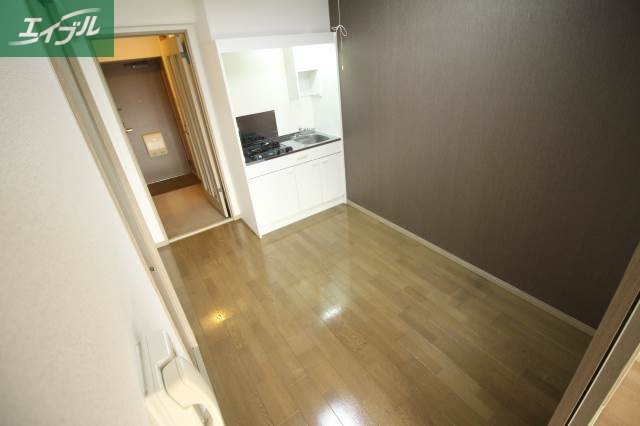 居室・リビング　同物件別部屋