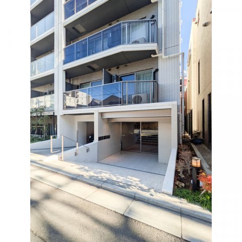 エントランス　落ち着いたエントランスです