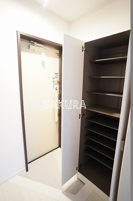 玄関　収納豊富なシューズボックスです♪