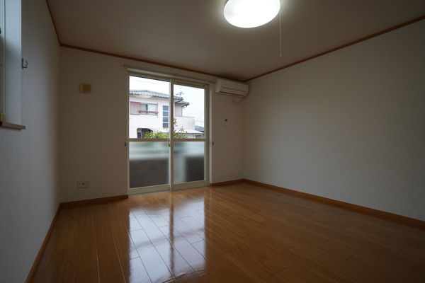 居室・リビング　同じ建物の別のお部屋